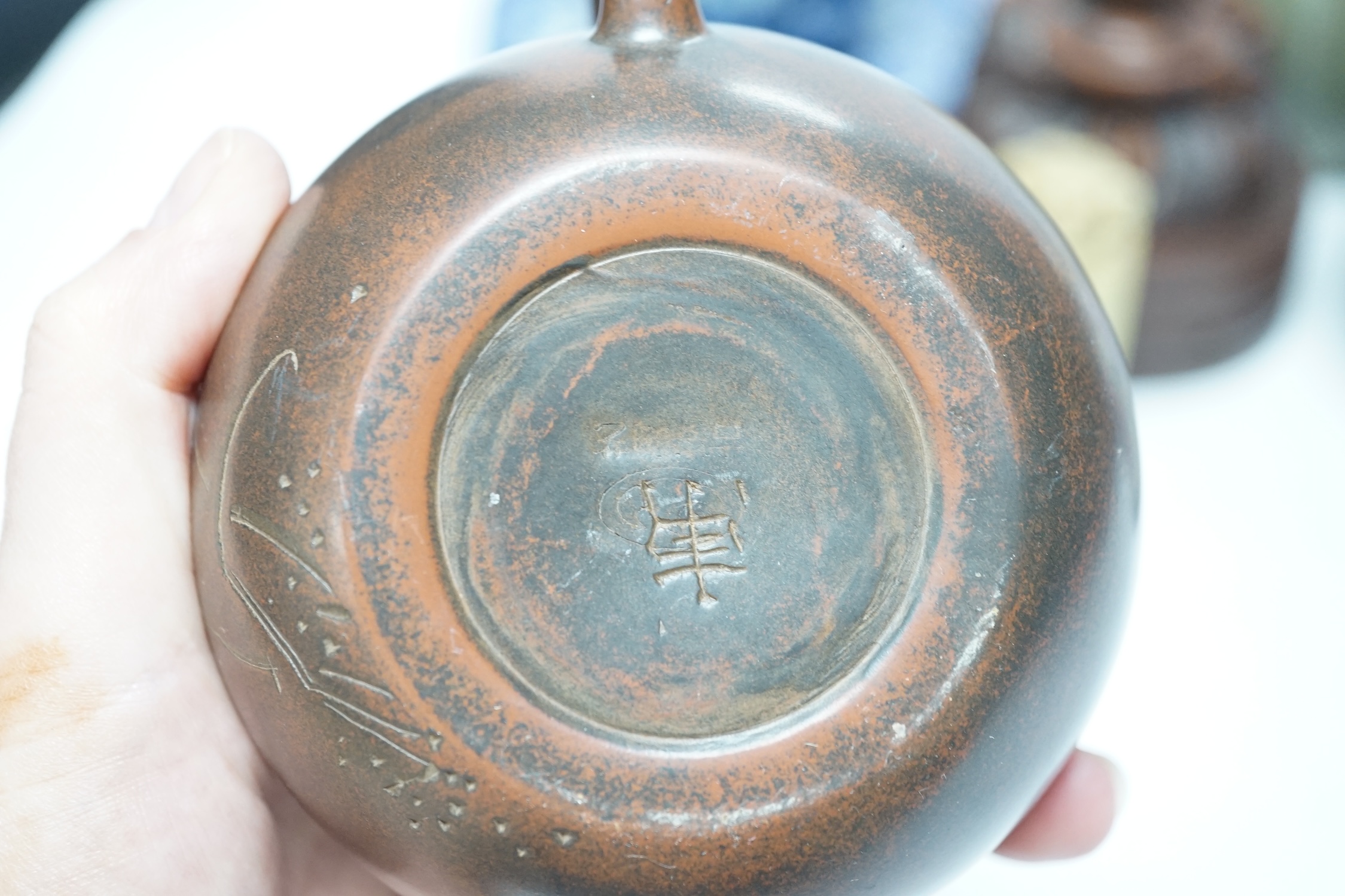 A famille rose Chinese jar and cover, a hardstone seal, together with various mixed Chinese and Japanese items (9)